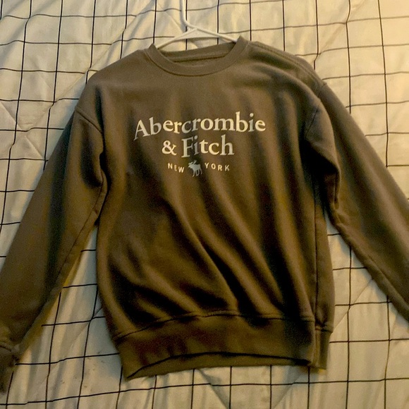 This is a sweater that has never been worn and with great condition. - Picture 1 of 3